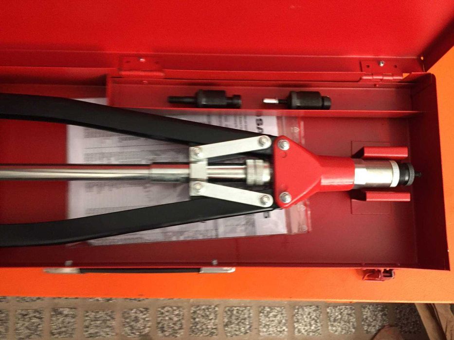 Rebitadora de porcas de cravar