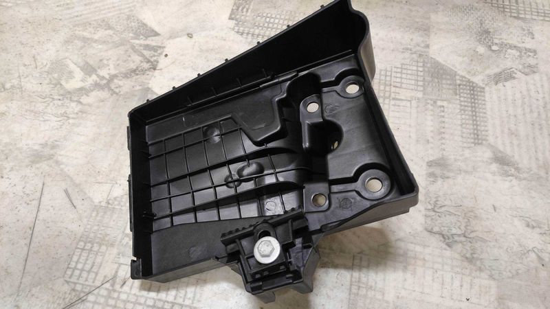 Полка подставка под аккумулятор Jeep Patriot полка акб Джип Патриот