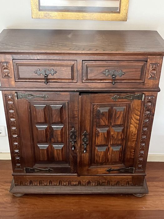 Armario com 2 portas e 2 gavetas