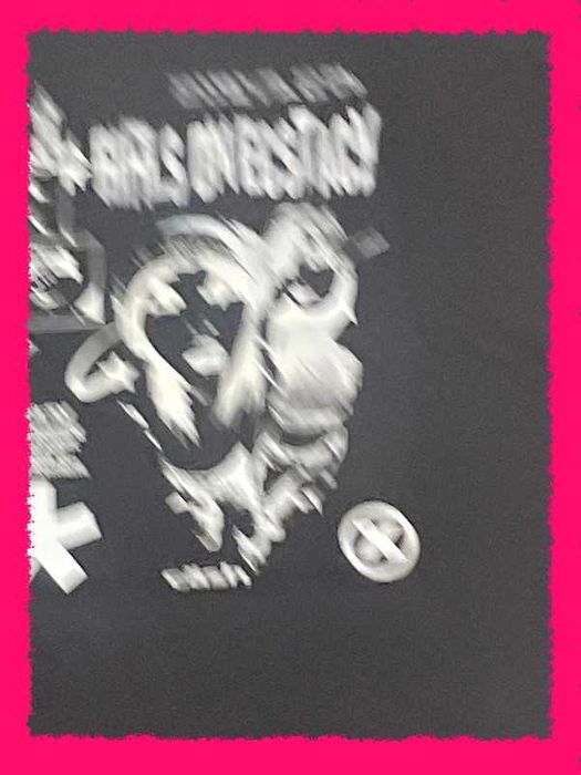 Czarna graficzna koszula z krótkim rękawem, fajna