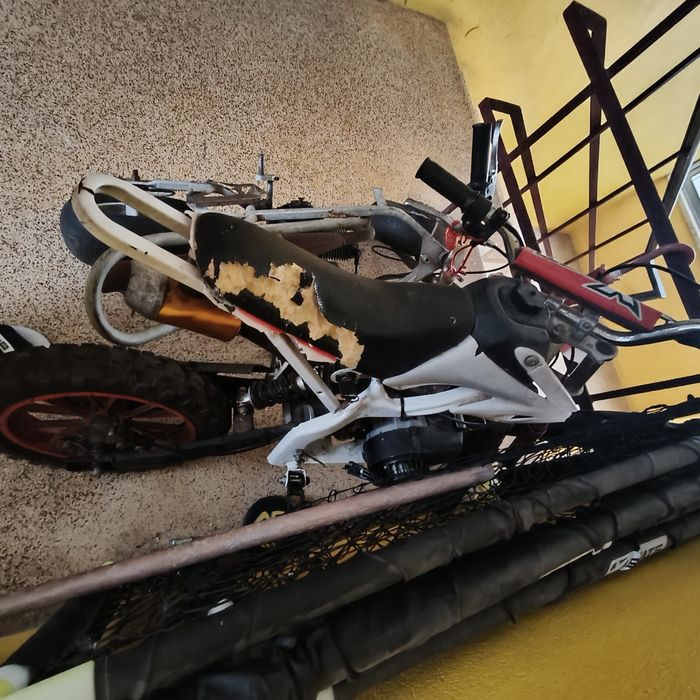 Mini motas 50cc 120€.