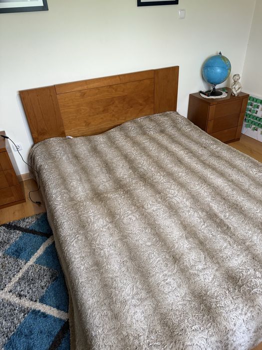 Cama de casal com elevatoria e mesas de cabeceira