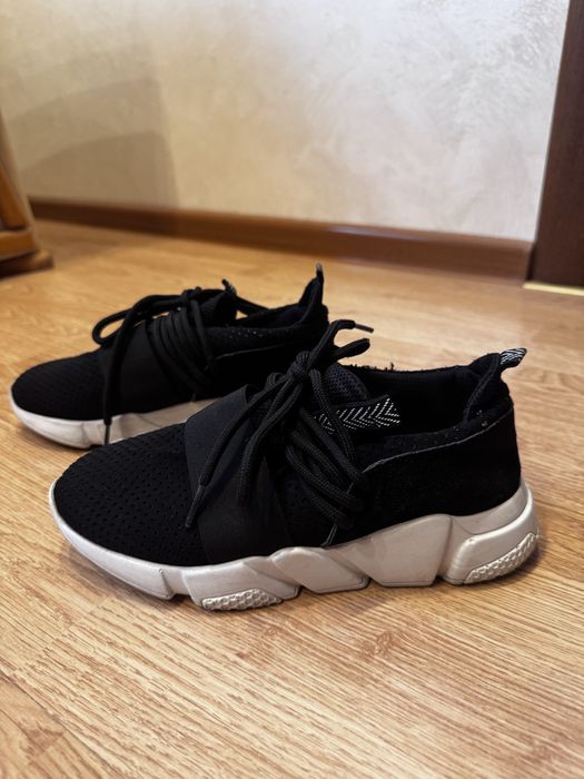 Кросівки чорні з білою підошвою