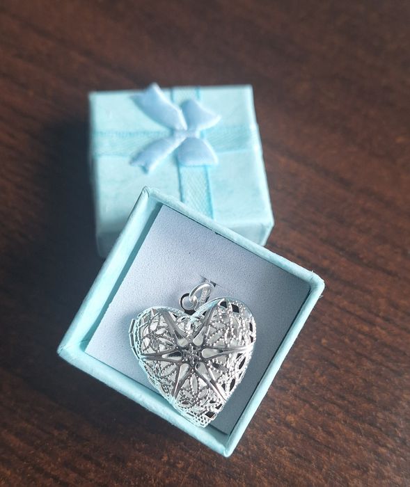 Łańcuszek z wisiorkiem, sekretnik.