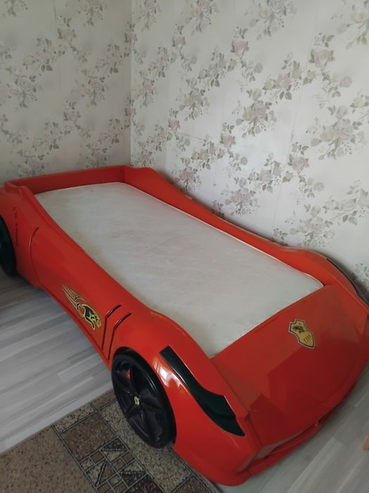 Кровать с матрасом продам срочно