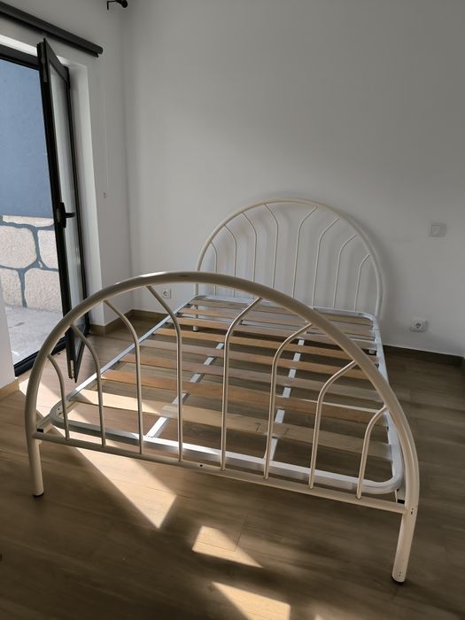 Cama de ferro com estrado