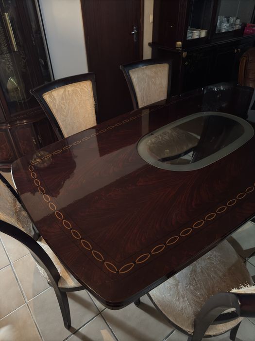 Mesa de sala. Feita de madeira de cerejeira