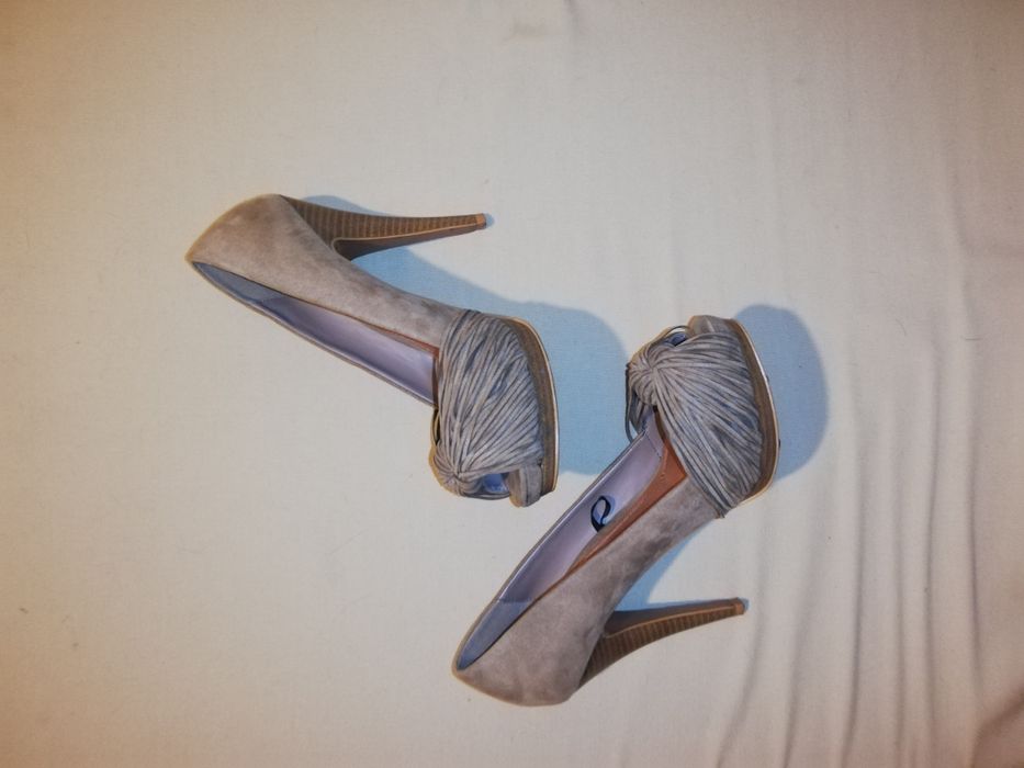 Sapatos salto alto beje