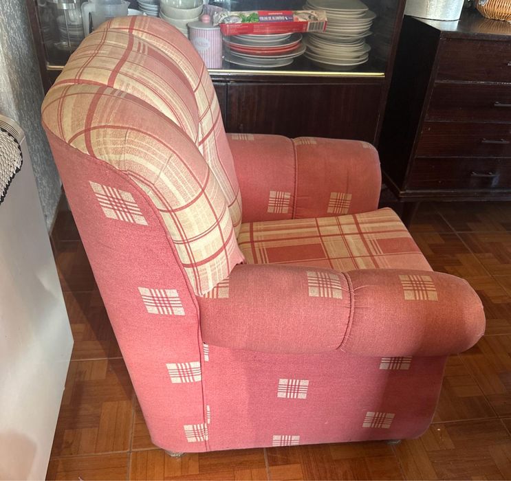 Sofa um lugar tecido e madeira