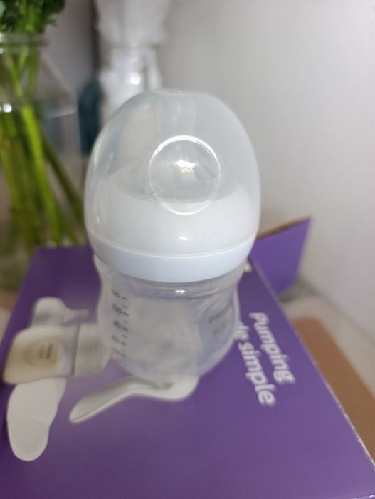 Ручний молоковідсмоктувач з пляшечкою AVENT (SCF430/10)

3