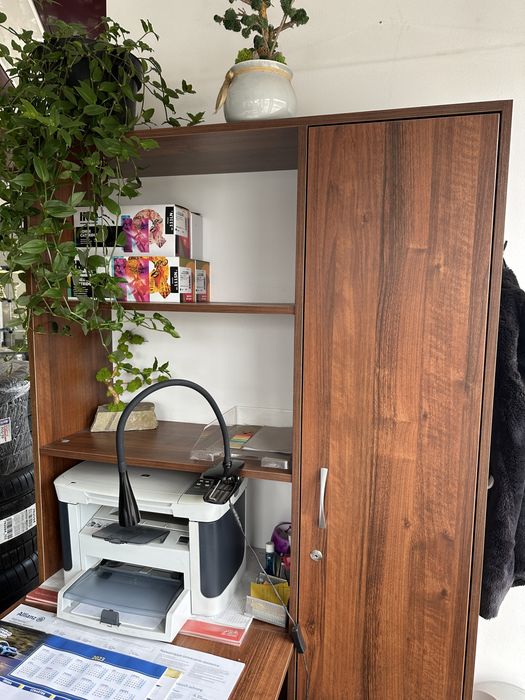 Meble biurowe z biurkiem