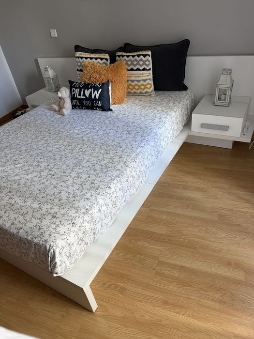 Cama + mesas de cabeceira (sem colchão)