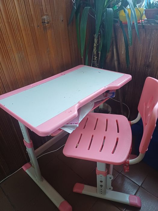 Парта , стіл , стілець