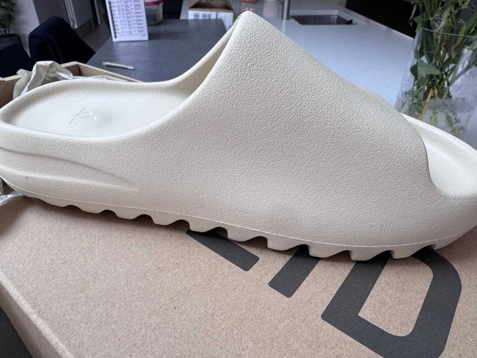 adidas Yeezy Slide / 40.5