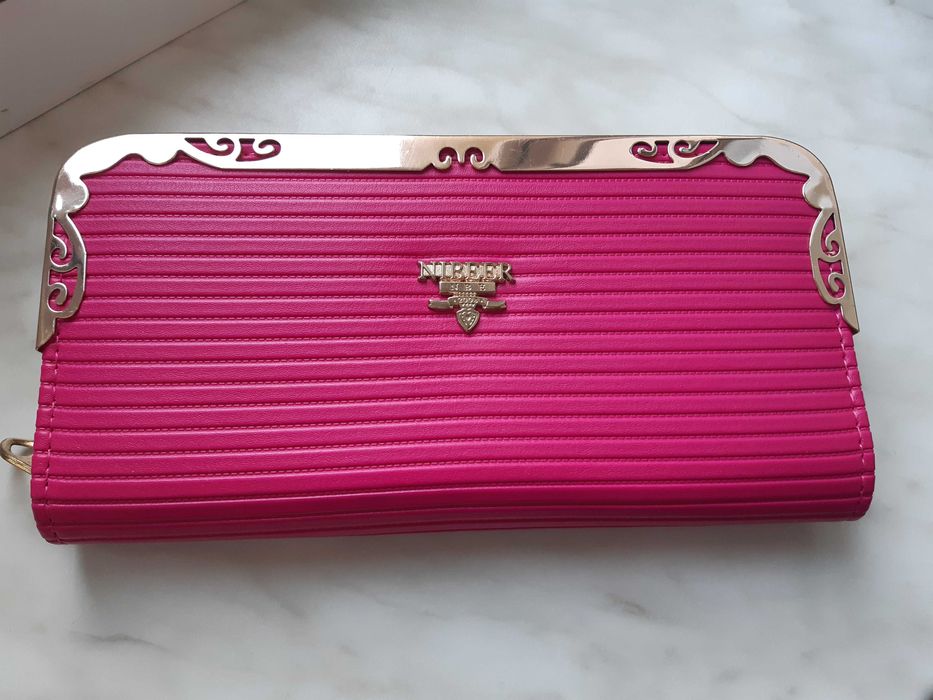 Duży różowy portfel