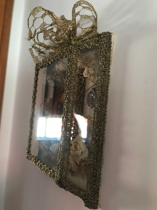 Santo Antonio em caixinha de vidro decorada.