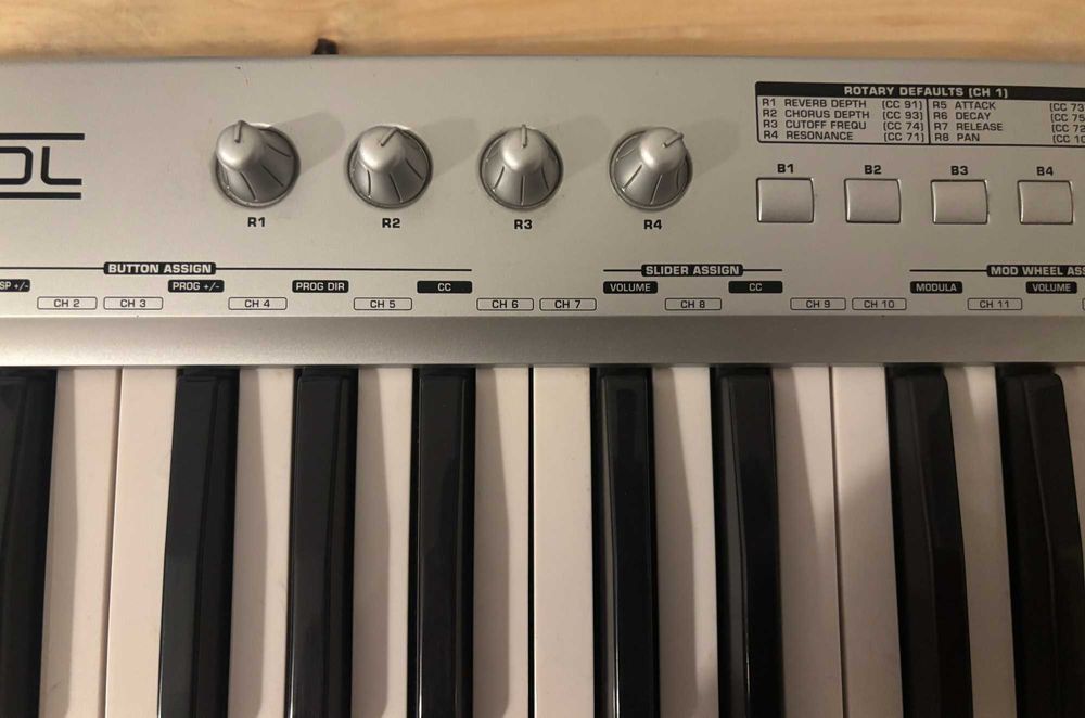 Controlador MIDI Behringer UMX49