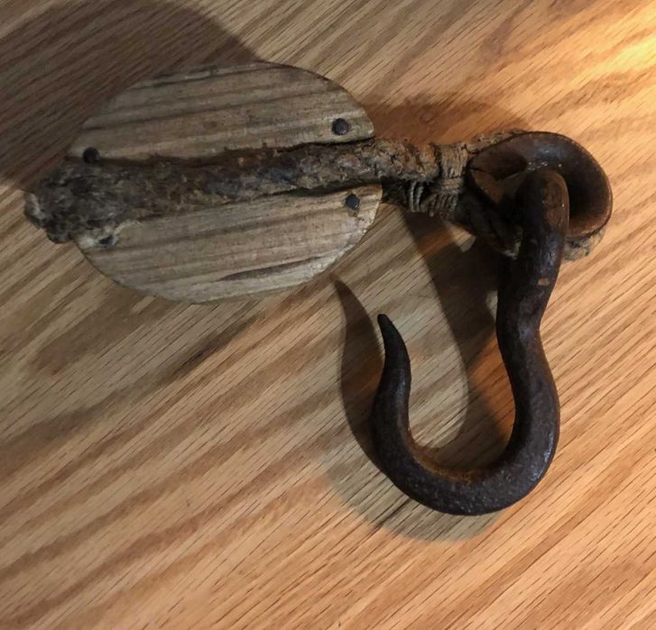 Polia muito antiga em madeira