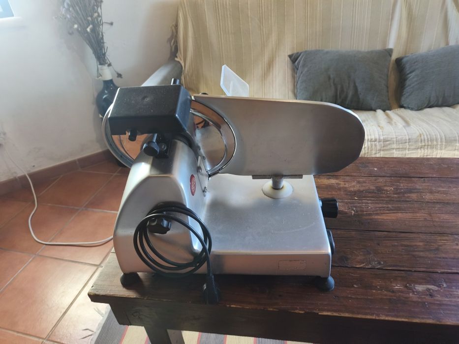 Máquina Profissional de Cortar Fiambre e Carnes em Inox – Elétrica