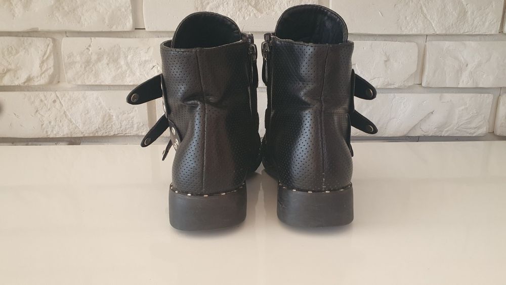 Czarnre botki przejściowe ze sprzaczkami rozmiar 36 CrogoGogo
