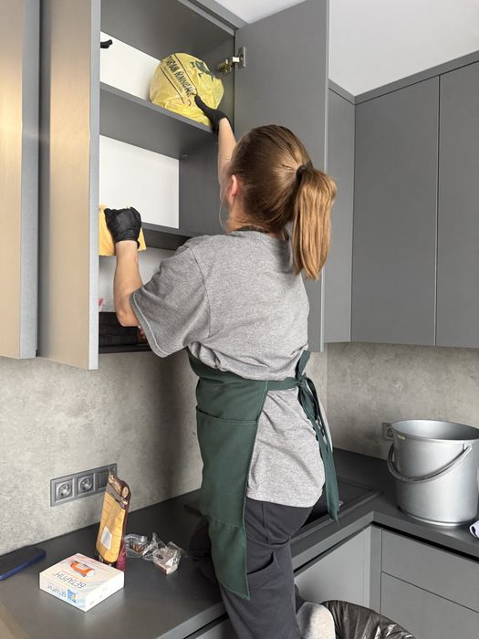 Послуги з будь якого типу прибирання, хімчистки та озонування.