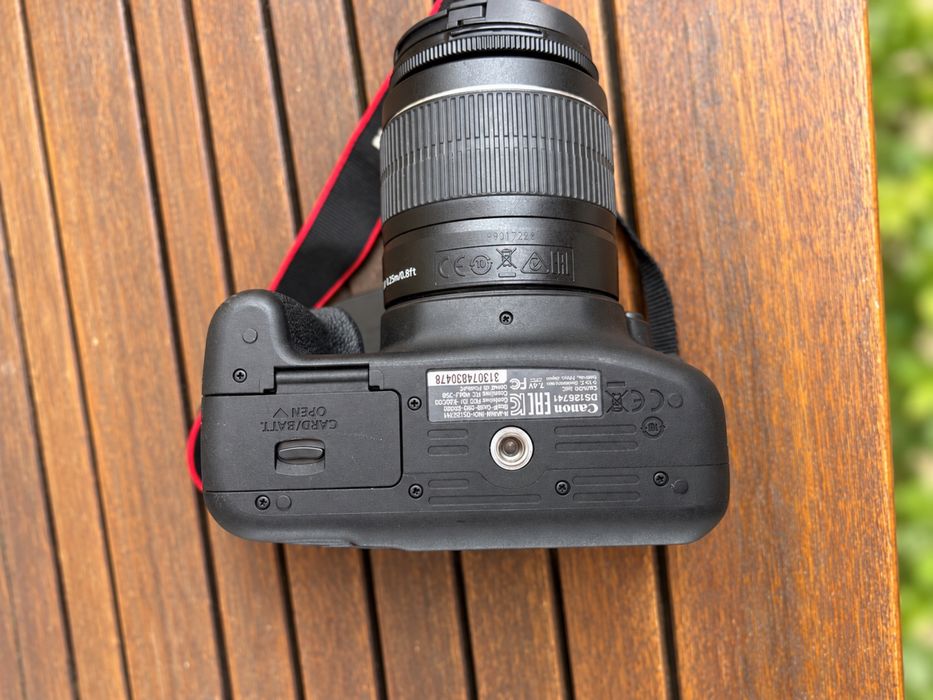 Canon EOS 2000D + objetiva 18–55 mm + mala e acessórios