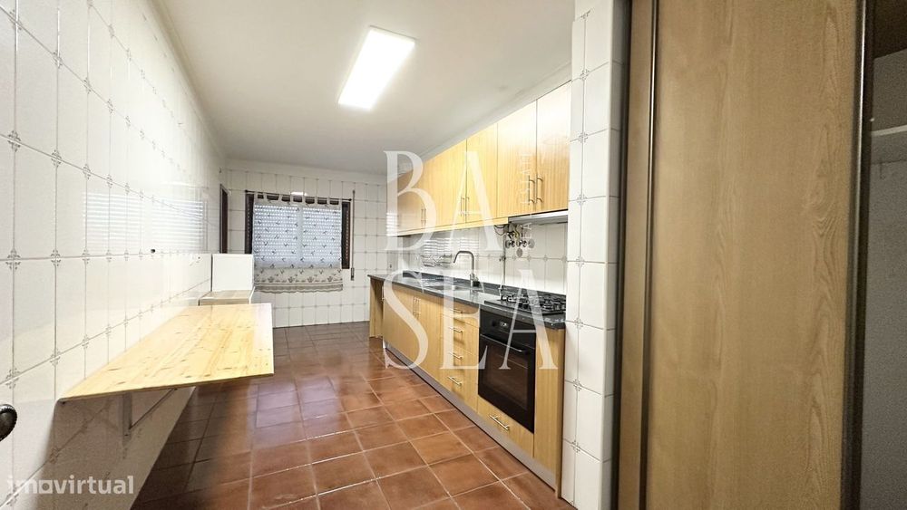 Apartamento T3 com duas frentes e box para 1 carro em Lomar Braga