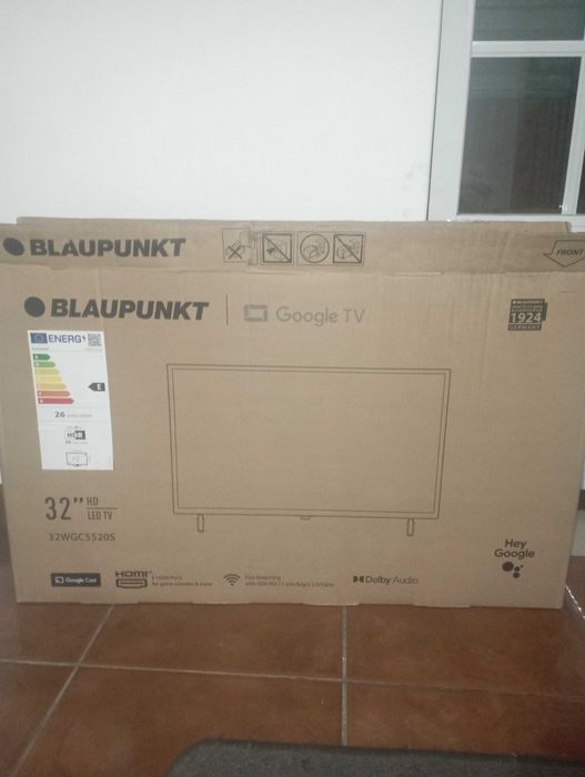 Smart TV blaupunkt GoogleT e acessórios de boxe e MMA para desocuparV