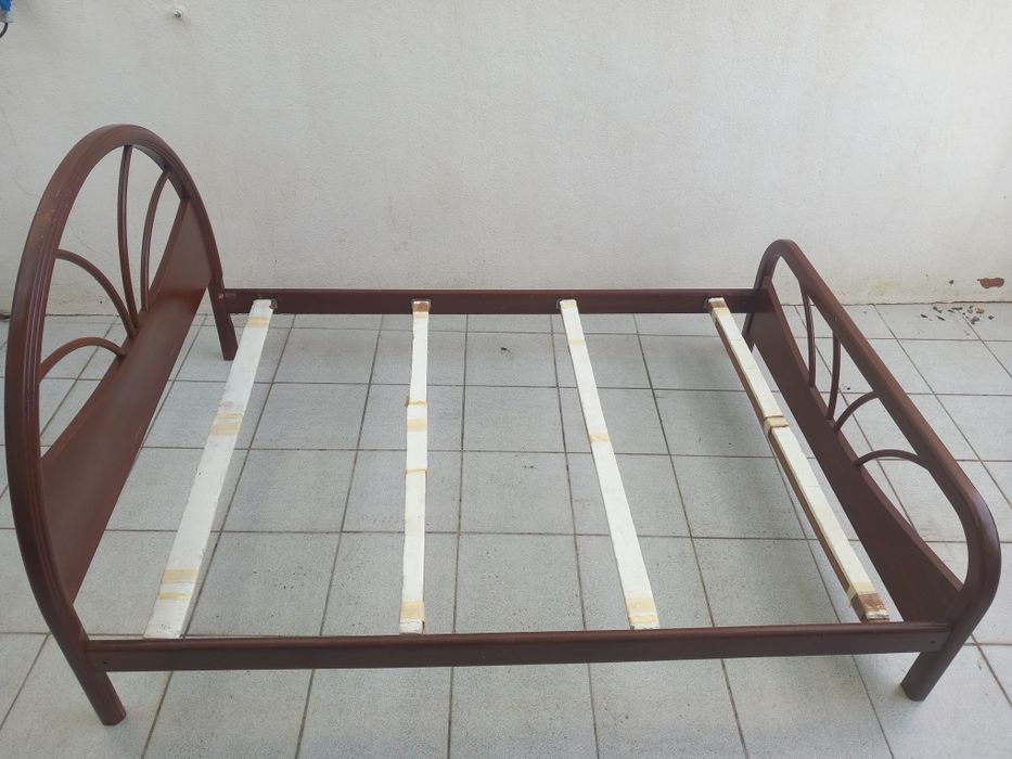 Cama de casal de madeira maciça