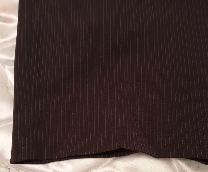 Calças de fato pretas as riscas brancas