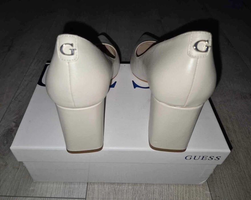 Czółenka Guess r. 40