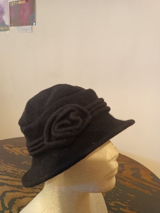 Elegancki czarny kapelusz cloche 100% wełna z kwiatem retro / vintage