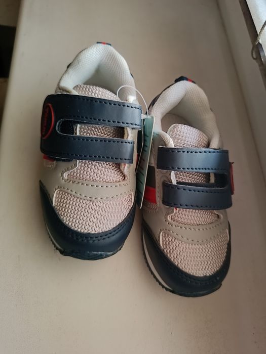 Продам детские кроссовки
