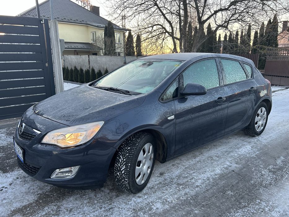 Opel Astra  J 1.6 бензин 2010