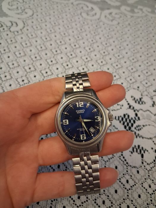 Zegarek męski to model Casio z granatową tarczą