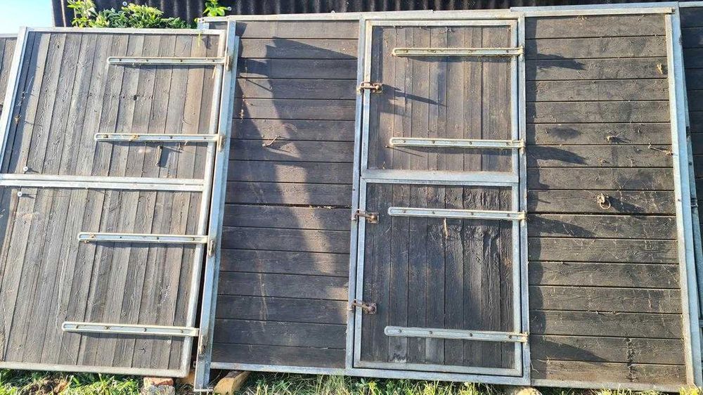 Boks Boksy dla koni, boksy do stajni - stajnia angielska front.