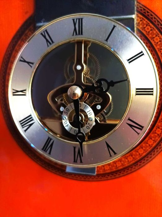 viola reciclada com relógio embutido