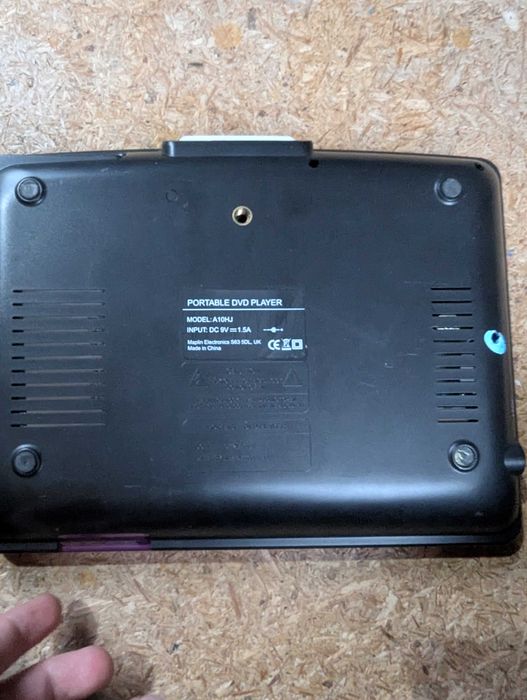 Odtwarzacz płyt DVD przenośny.