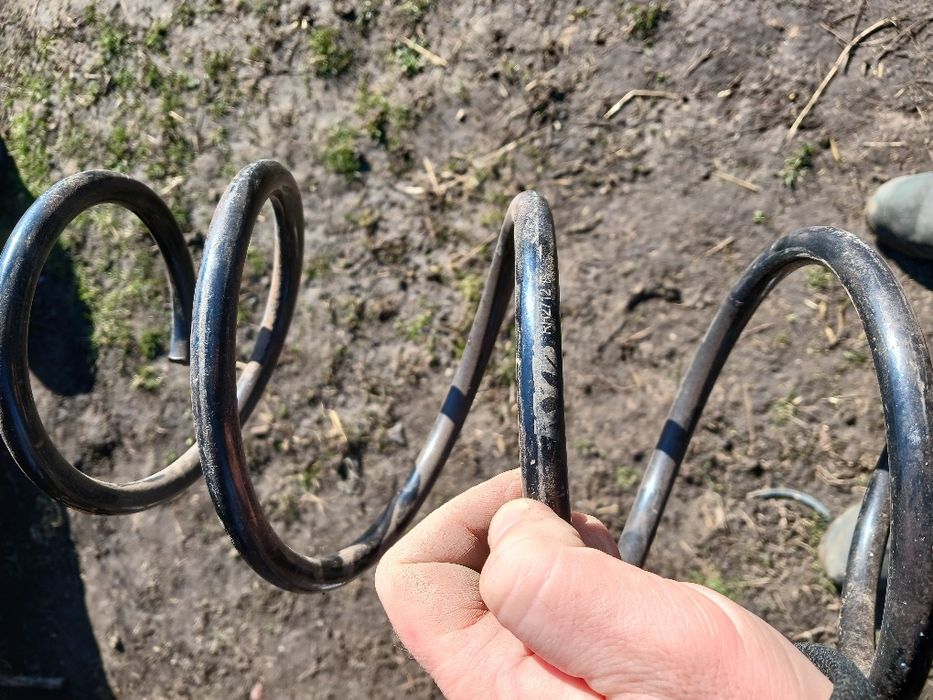 Продам передні пружини нові.КАЯБА