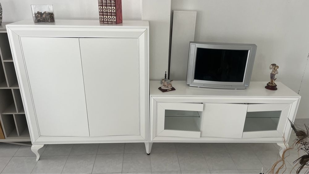 Estante lacrada de branco