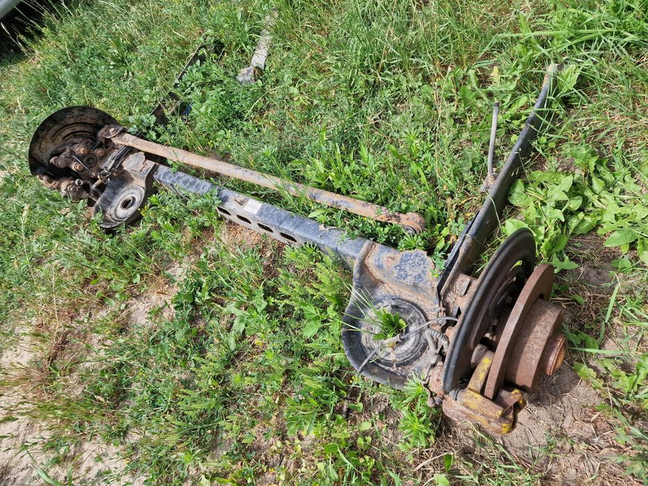 Belka tylna os trafic vivaro 2004.