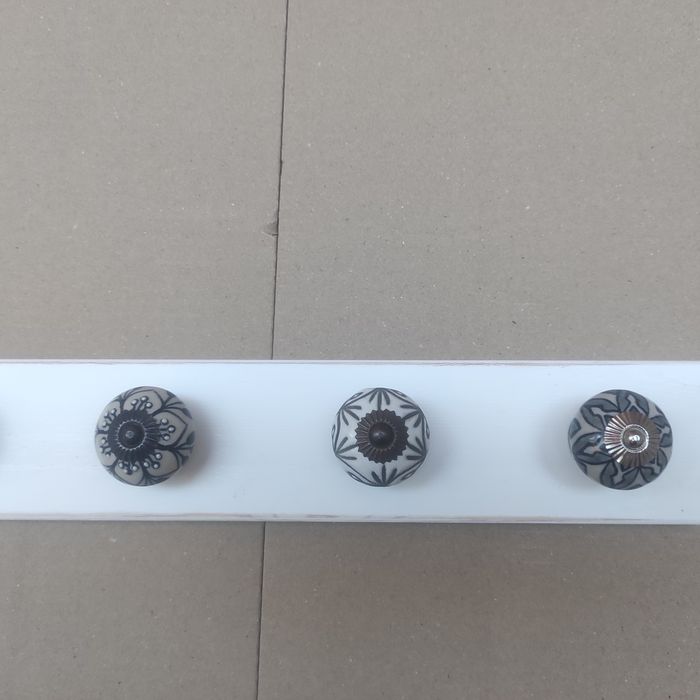 Ścienny ozdobny wieszak z gałkami