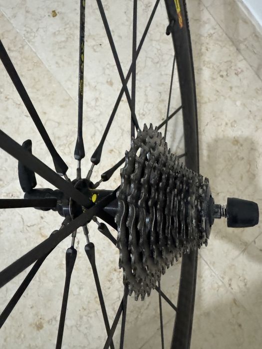 Rodas Mavic Carbono Estrada de 40 mm.