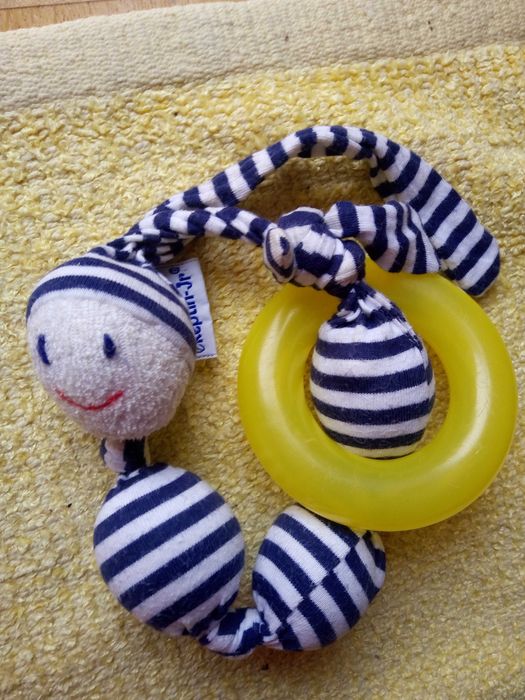 Vários brinquedos para bebé