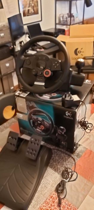 Volante + Pedais Driving Force GT da marca Logitech com caixa original