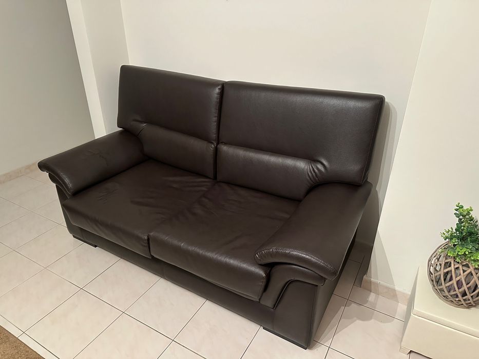 2 Sofás castanho escuro 190€