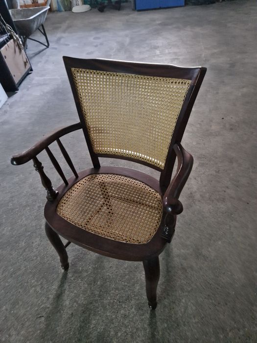 Vendo 1 cadeira em madeira e verga vintage