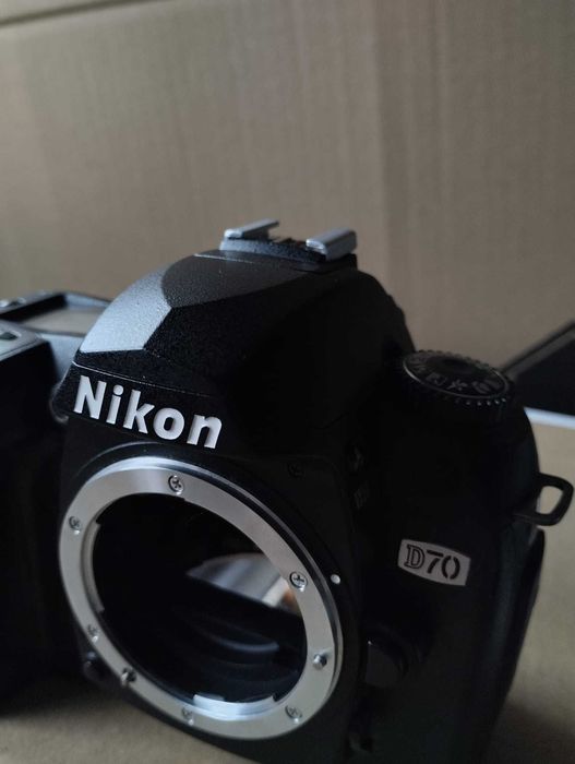 Nikon D70 with fewer than 14,000 shutter actuations64738499809155120