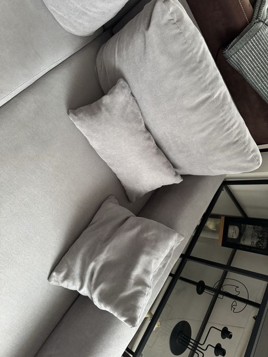 Szara kanapa w stylu L z poduszkami