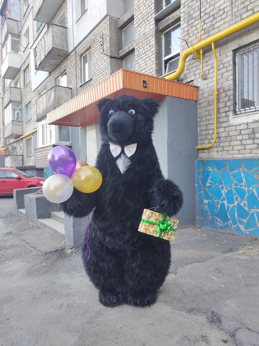 Большой черный медведь.